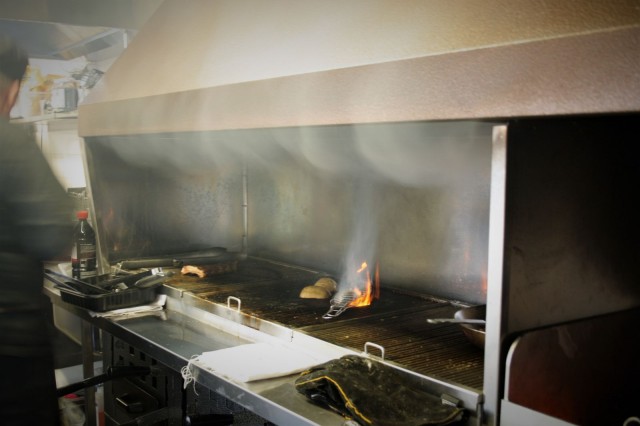 Pöpsyt livahtivat keittiön puolelle vakoilemaan ruoan valmistusta.