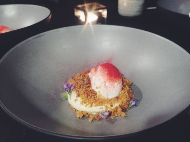 Shelterin raparperi-valkosuklaajälkkäri on "klassikkomötkäle".