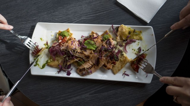 Flatbread hiillostetulla lohella.