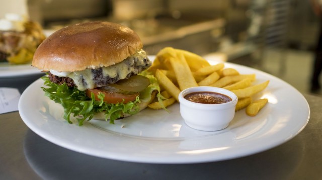 Mestaritallin juustoburger.