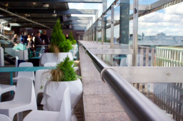 Terassin alempi kerros on katettu, jotta siitä voisi nauttia myös heikommilla keleillä.