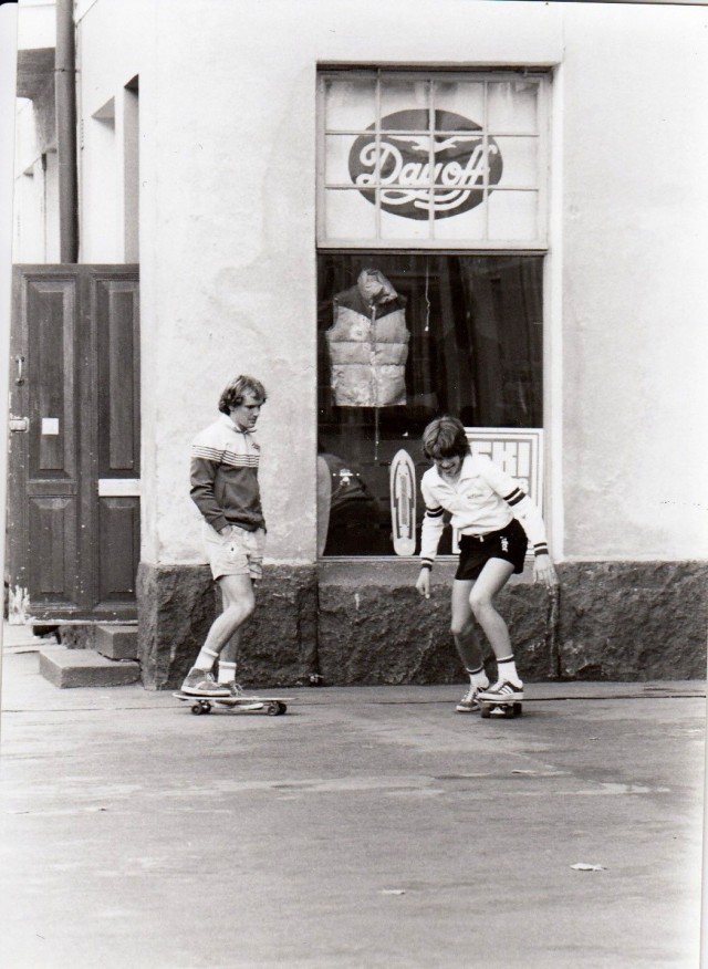 Jenkkipro Ed Nadalin ja suomalaisen Statumin Carli Gallen kikkailevat The Day Off -liikkeen edessä.