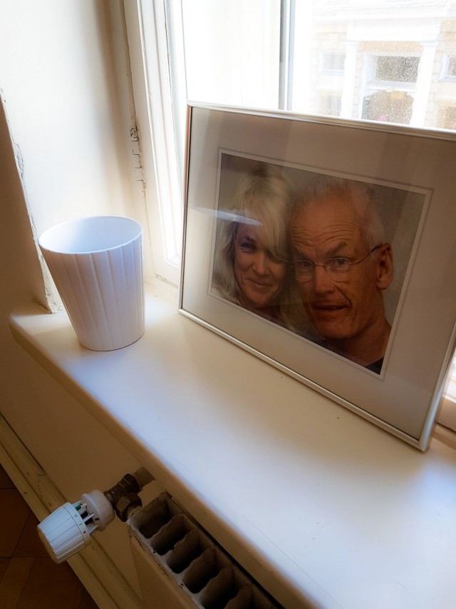 Ole ja Hannah Nydahl edustavat ikkunalaudalla.