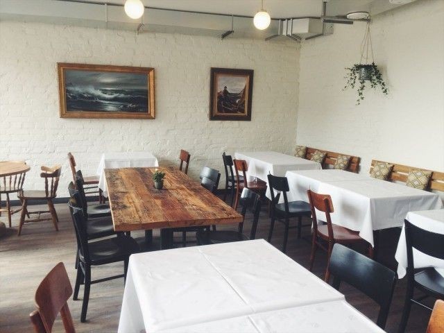 Hiedassa on valkoiset pöytäliinat, mutta rento tunnelma.