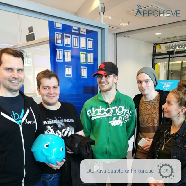 Yhteiskuva Säästöfantin kanssa Itäkeskuksen Nooa Säästöpankissa.