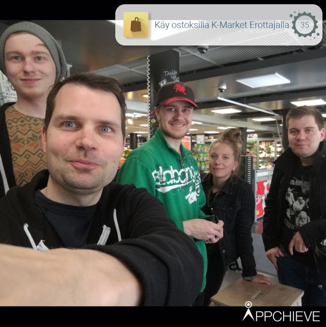 Tiimilounas K-Market Erottajalla.