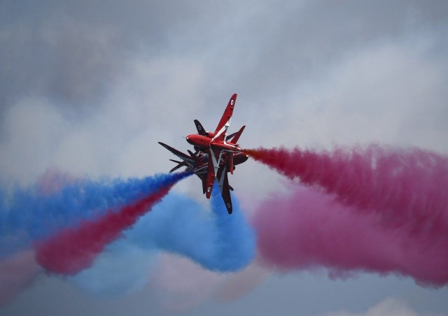 Red Arrows pistää väriä taivaalle.
