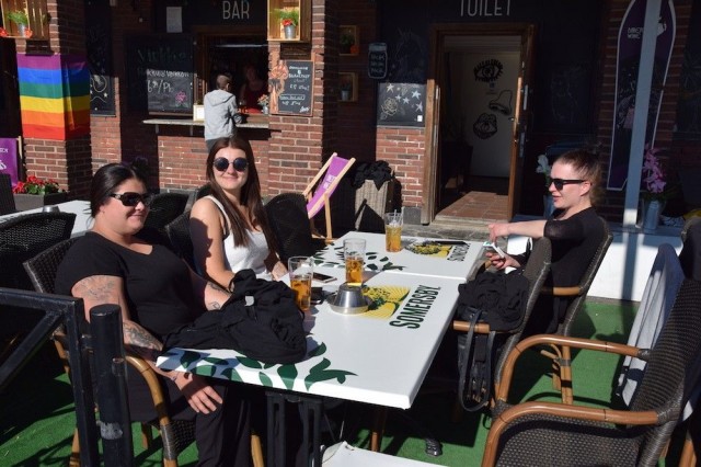 Naisporukka after workeillä. Vas. Miia, 32, Anna, 28, ja Hasse, 26.