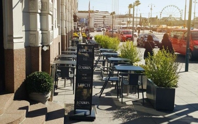 Rosterin terassilta on kivat näkymät Kauppatorille ja Espalle.