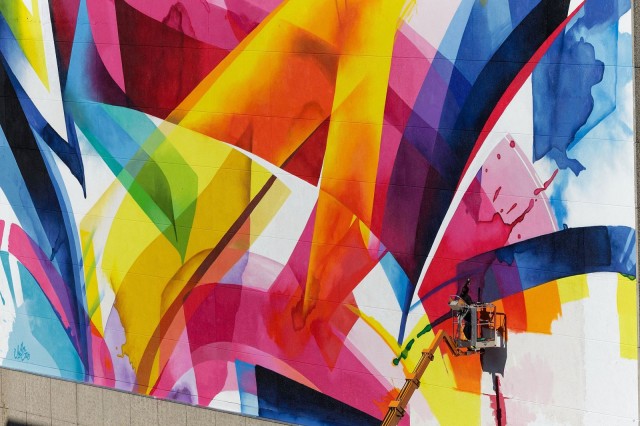 Claudia "MadC" Walde maalaa "The 500 Wall" -teosta Leipzigissä Saksassa vuonna 2013