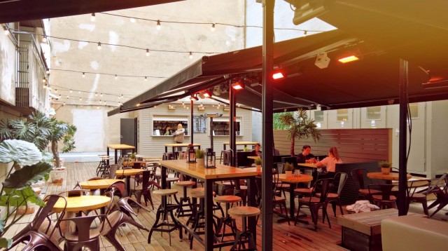 Heti avaamisen hetkellä Apolloon saapui ensimmäiset asiakkaat.