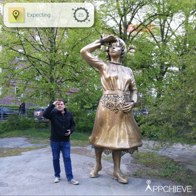 Odotus-niminen veistos Kaivopuistossa