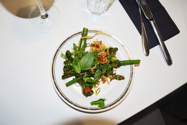 Gluteeniton alkupala "Chinese broccoli". Broccoliini, chilihillo, rapea shalotti, tempeh, thai-basilika, kevätsipuli, riisinuudeli.