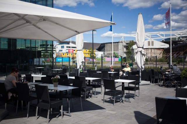 Varjojen alle pääsee aurinkoa piiloon.