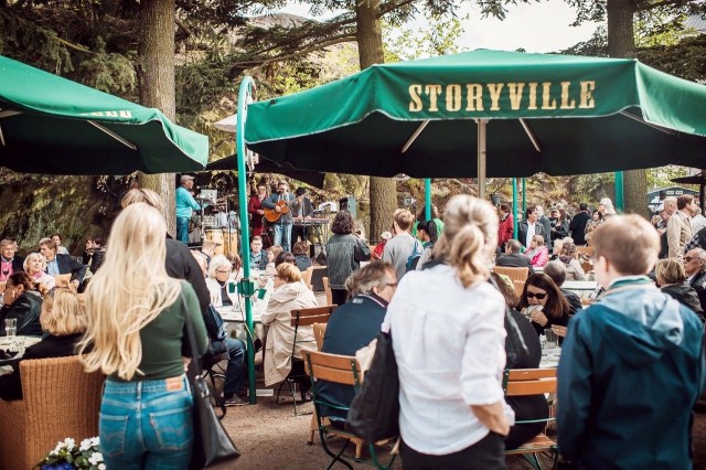 Jazz raikaa kallioseinämää vasten suojatulla terassilla.