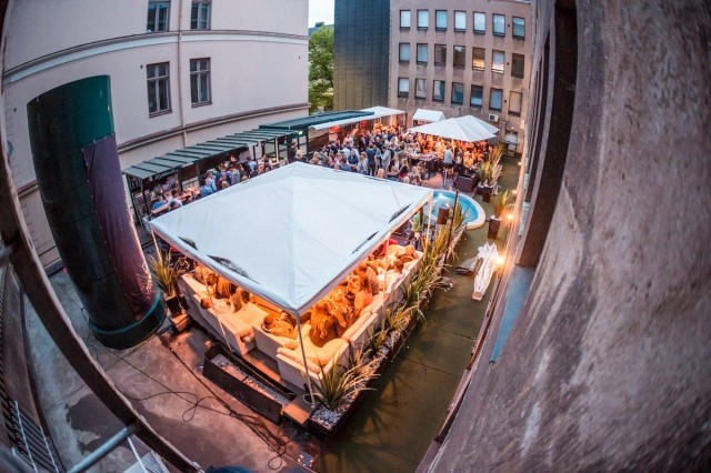 Kattoterassi vielä kun valoa riittää...