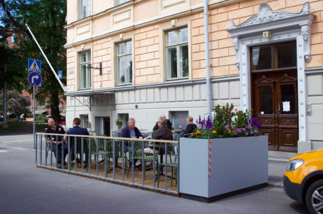 Latvan parklet-terassi on Designmuseon kupeessa.