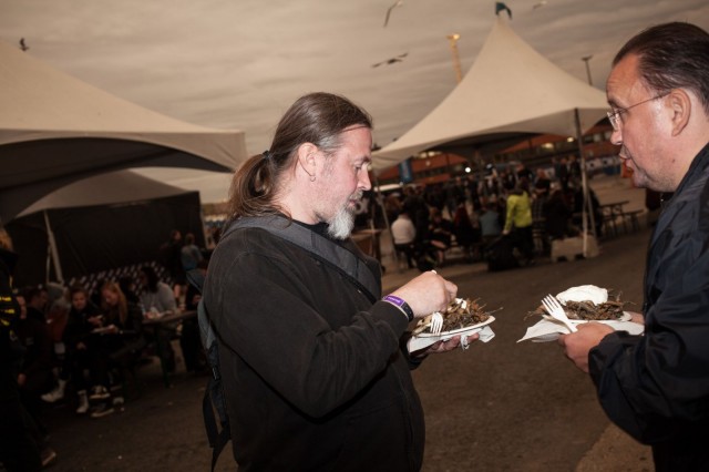 Kuusamon muikut maistuivat monille. Ravintoloitsijan mukaan makkaraperunat olivat edelleen kuitenkin suosituin myyntituote.