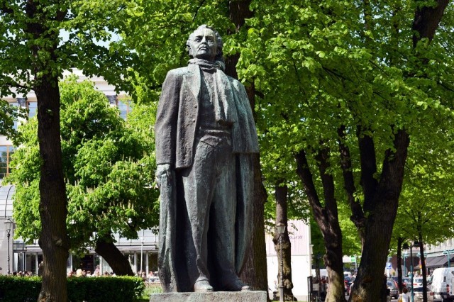 Lauri Leppäsen veistämä Eino Leino -patsas Esplanadin puistossa.