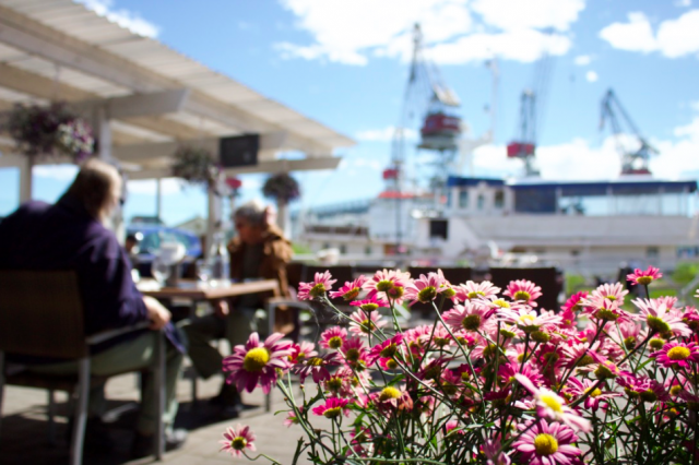 Merimakasiinin terassilla on merimiesmeininki.