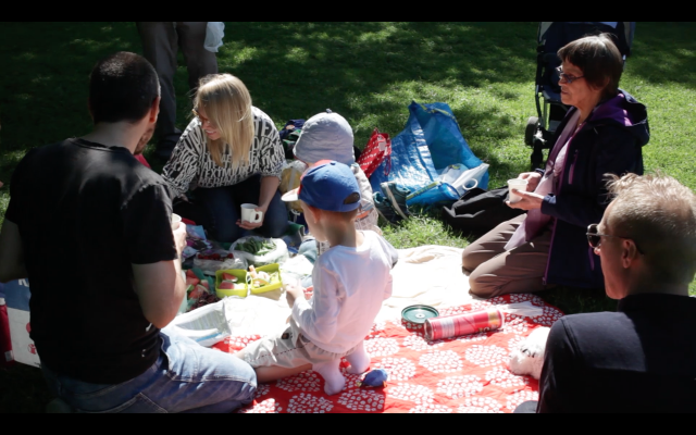 Lapinlahden puistossa kelpaa viettää kesäpäivää isommallakin porukalla.