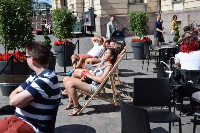 Auringonotto onnistuu myös ydinkeskustassa: Hard Rock Cafen terassilla.