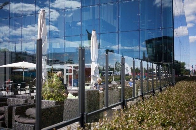 Musiikkitalon terassilla valoa riittää.