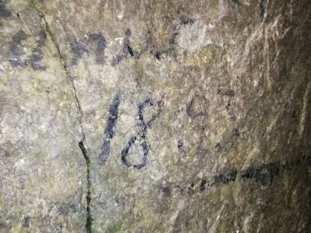 Kolilla Pirunkirkossa Eero Järnefelt on kirjoittanut seinään ajatuksiaan hieman yli 100-vuotta sitten.