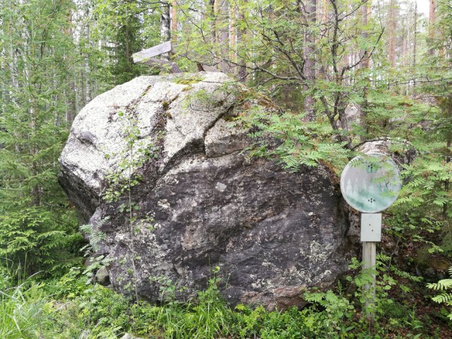 Pähkinäsaaren rauhan rajakivi. Kiven reunaan hakatut kruunut erottuvat edelleen.