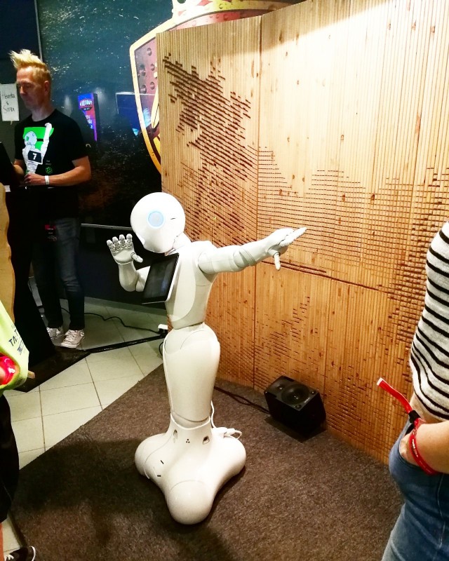 Sitran däppäävä robotti keskusteli Tubecon kävijöiden kanssa.