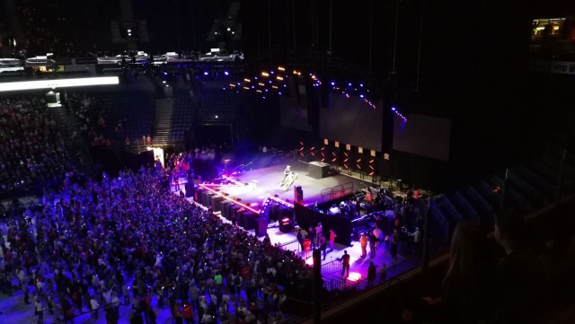 Vuoden vauhtikanava Stunts Freak Team saapui lavalle moottoripyörällä.