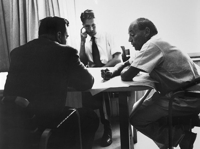 Alvar Aalto Munkkiniemen ateljeessaan vuonna 1963.