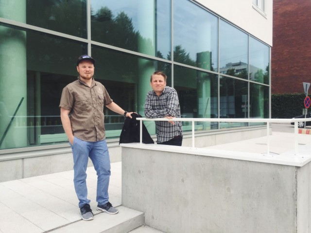 Antti (vas.) ja Olli Karikoski.