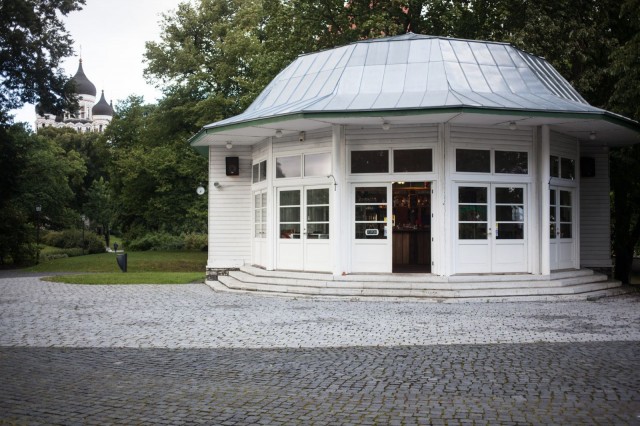 Vanha tanssipaviljonki on saanut katon päänsä päälle vuonna 2010.