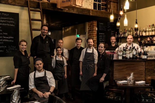 Murun jengi. Chef de sommelier Samuil Angelov viiniullakolle johtavilla tikapuilla.