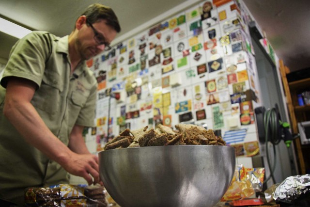 Juha Sinisalo tietää, miten ruisleipää hyötykäytetään oluen valmistuksessa.