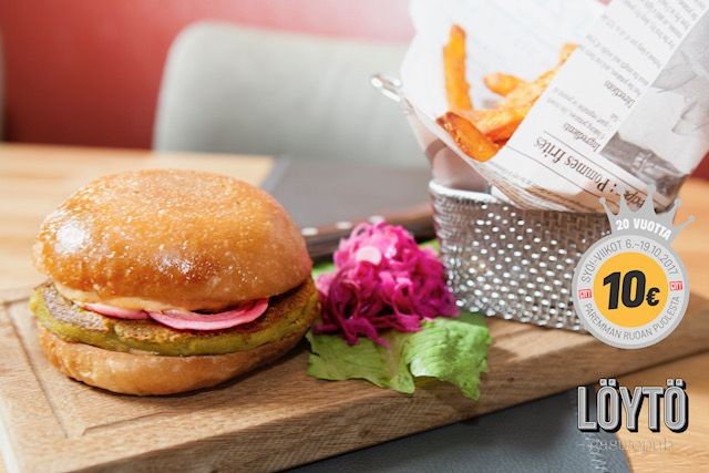 Vegaaniburgerin kyljestä löytyvät bataattiranskalaiset.