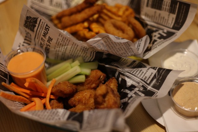 Cowboy-ateriassa on siipien lisäksi ristikkoperunoita, sipulirenkaita ja broilerinsisäfileitä.