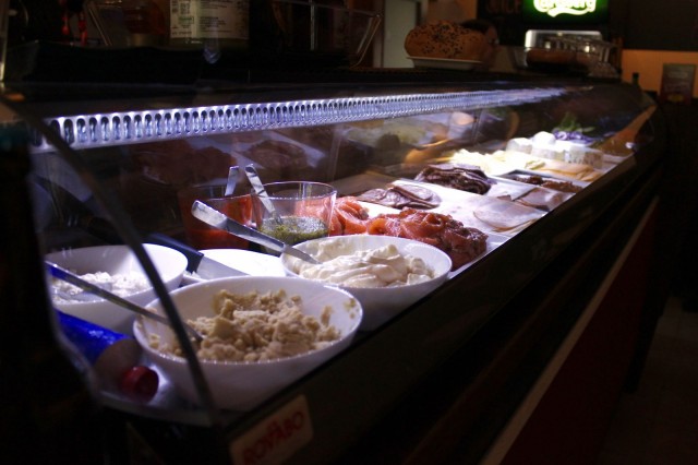 Bookers Barin bagelit täytetään levitteistä lähtien asiakkaan toiveen mukaisesti. Valhtoehtoja riittää vegaanillekin, haasteena on vain valinnan vaikeus!