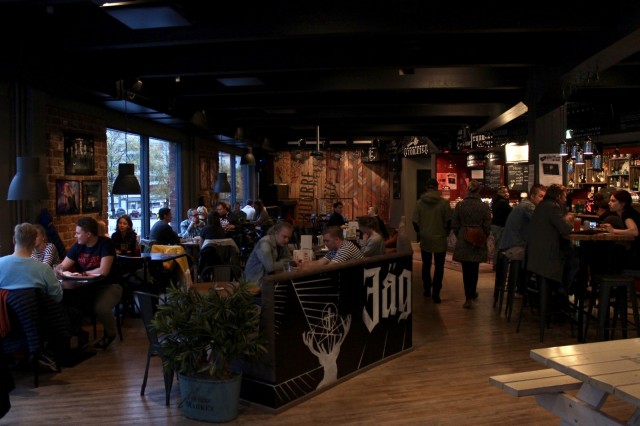 Huurre on sisustukseltaan reippaan rokkihenkinen. Ravintolan esiintymislavalle nousee säännöllisesti Musakeskuksen yhteistyöbändejä.