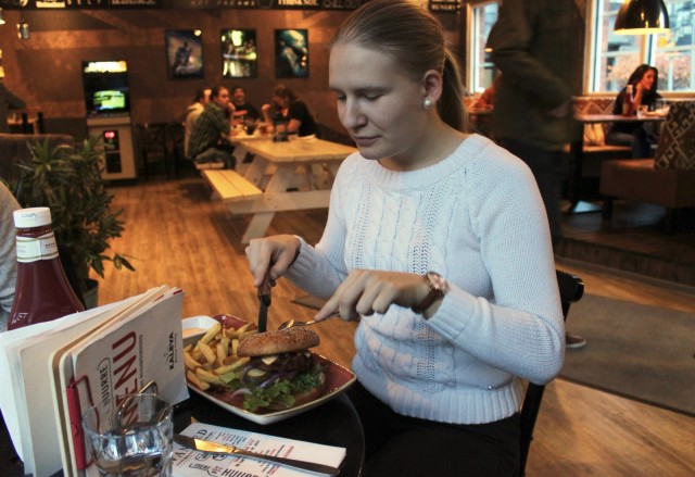 Juuri Kalevaan muuttanut Miira Pennanen poikkesi Huurteeseen Vegan burgerille. "Elämäni ensimmäinen vegeburgeri. Eikä jää viimeiseksi!" hän ilmoittaa.