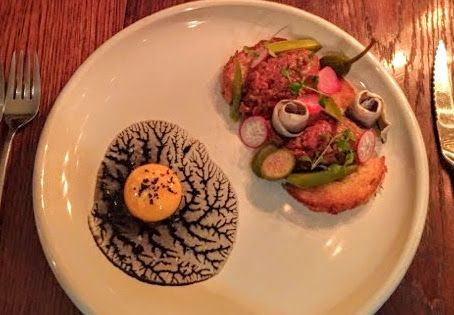 Taiteellinen tartar annos