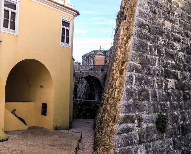 Entisen linnoituksen talot ovat keltaisia.