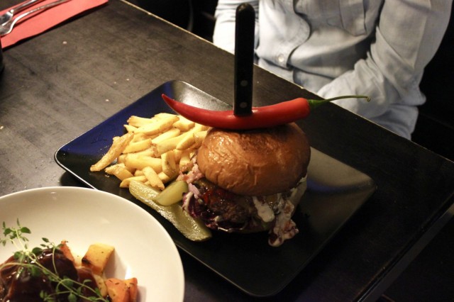 Marika Henriksson sai kympillä Ohranjyvän nimikkohampurilaisen, jonka täytteitä luulisi olevan usean kympin edestä; kotimaista naudan jauhelihaa, cheddarjuustoa, pekonia, tuoretta chiliä, paprikahilloa, salaattia ja suolakurkkua sekä valinnan mukaist