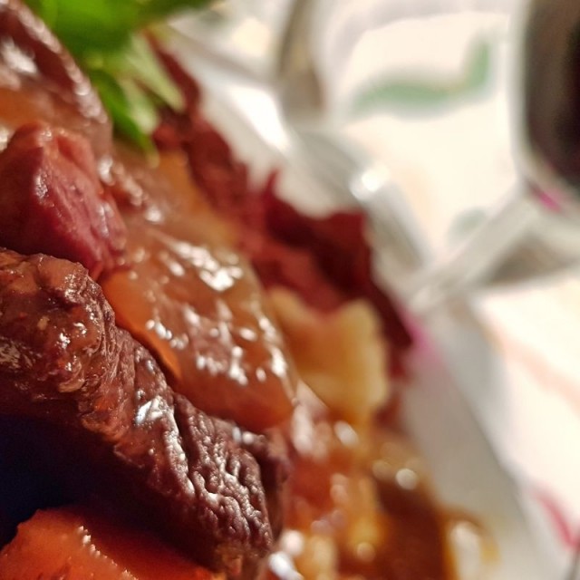 Hirvipata oli hyvää. Taustalla joku punaviini.