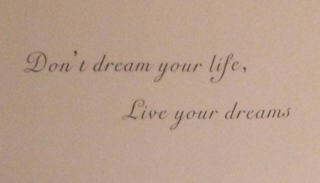 Älä unelmoi eläväsi. Elä unelmaasi.