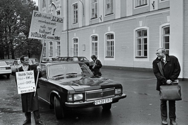 Rodeo sukeltaa Viron villiin vuosiin Neuvostoliiton romahtamisen jälkeen.