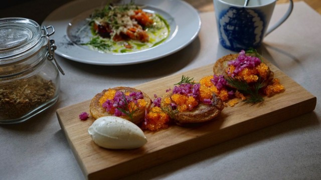 Klassikkoannoksina Hiedasta löytyvät aina myös blinit, paistettua maksaa ja Wiener Schnitzel.