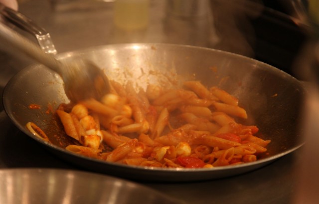 Pasta tai wok pyörähtää valmiiksi käden käänteessä.