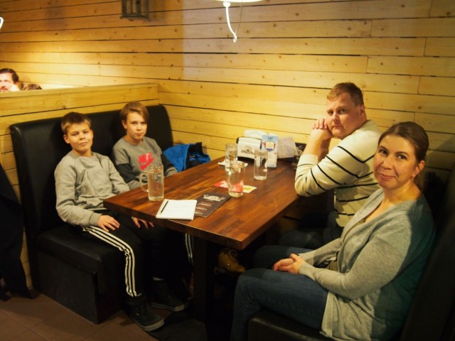 Perhe Virolainen syö ravintolassa noin kerran kuukaudessa.